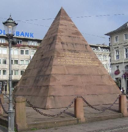 Pyramide auf Karlsruher Marktplatz